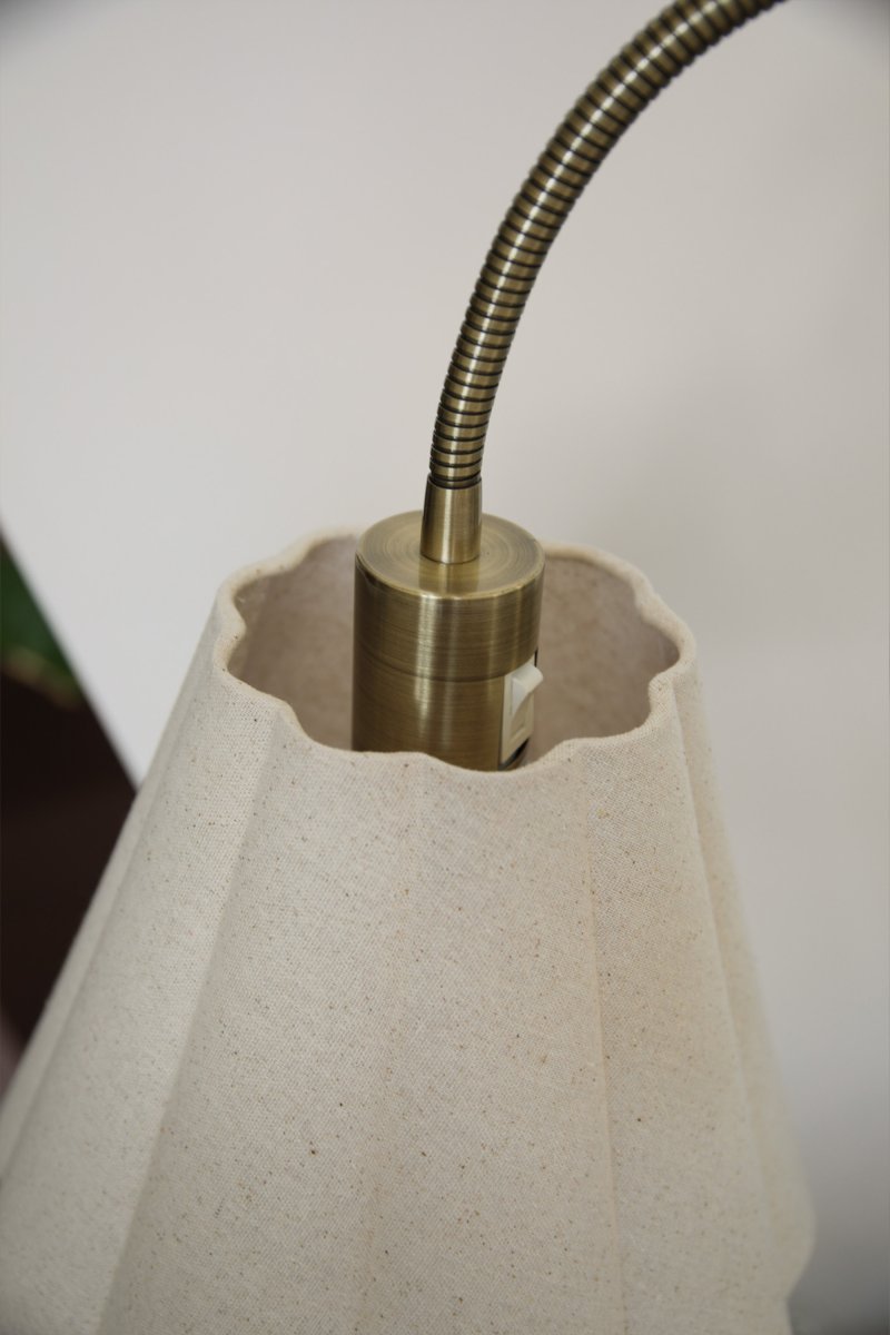 Veya 2 Antiek messing vloerlamp Van Markslöjd - Veya is een elegante vloerlamp met een tijdloos design en klassieke details.
