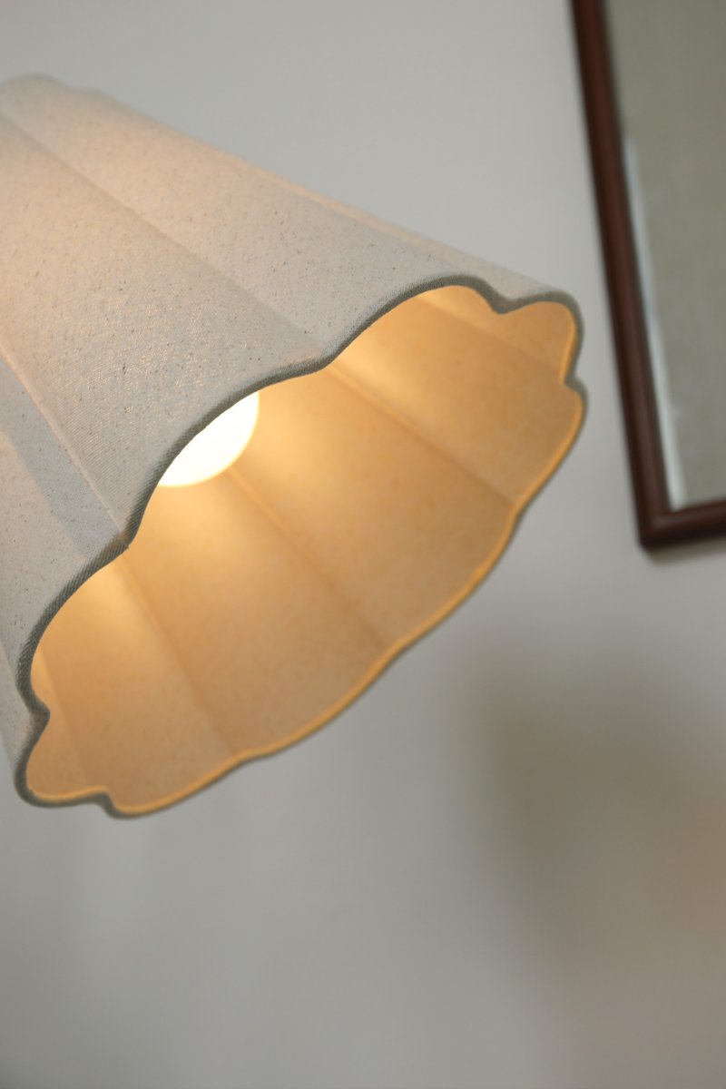 Veya 2 Antiek messing vloerlamp Van Markslöjd - Veya is een elegante vloerlamp met een tijdloos design en klassieke details.