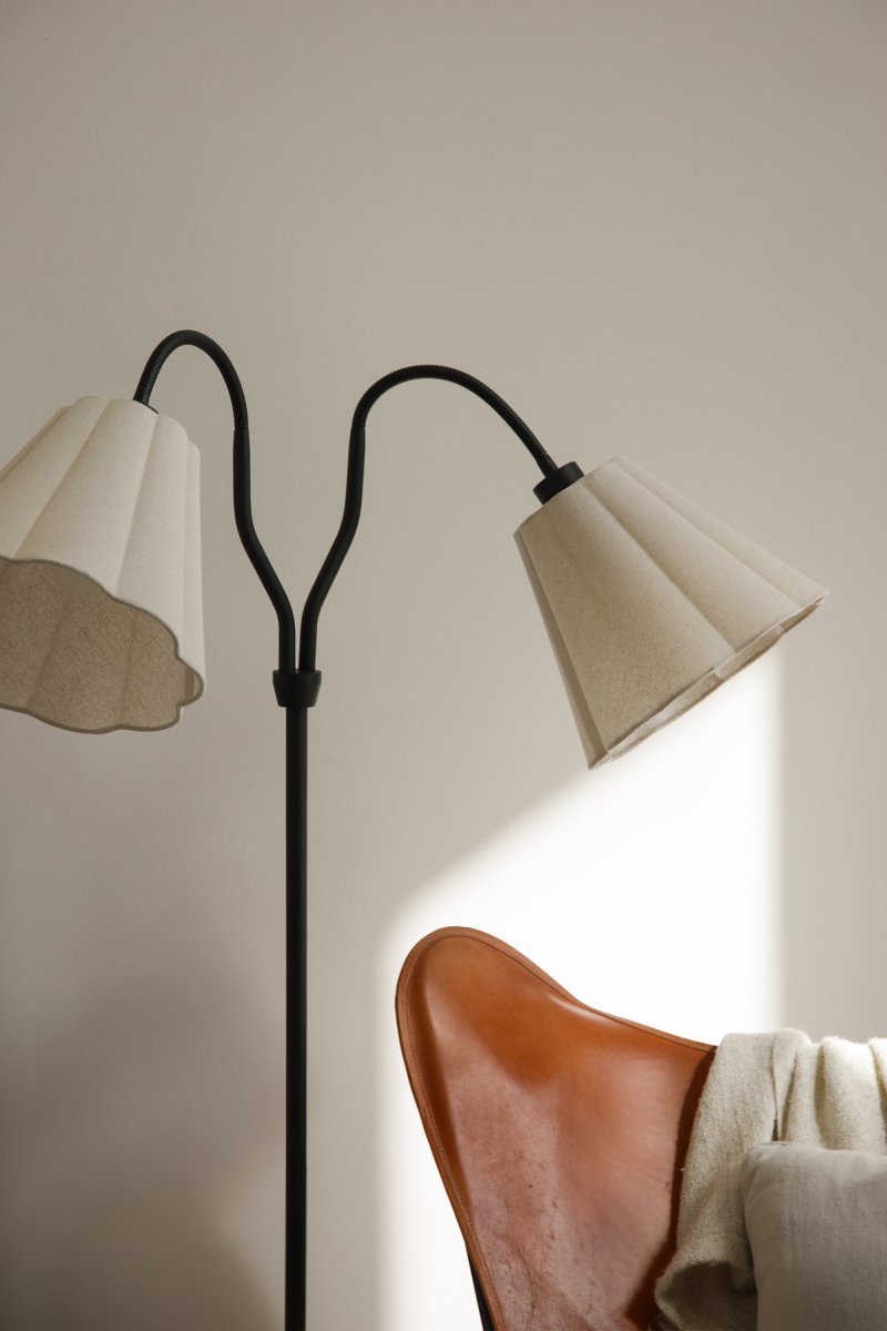Veya 2 Zwart vloerlamp Van Markslöjd - Veya is een stijlvolle vloerlamp met een zwarte metalen voet en twee beige textielen kappen die een zacht contrast cre&euml;ren.