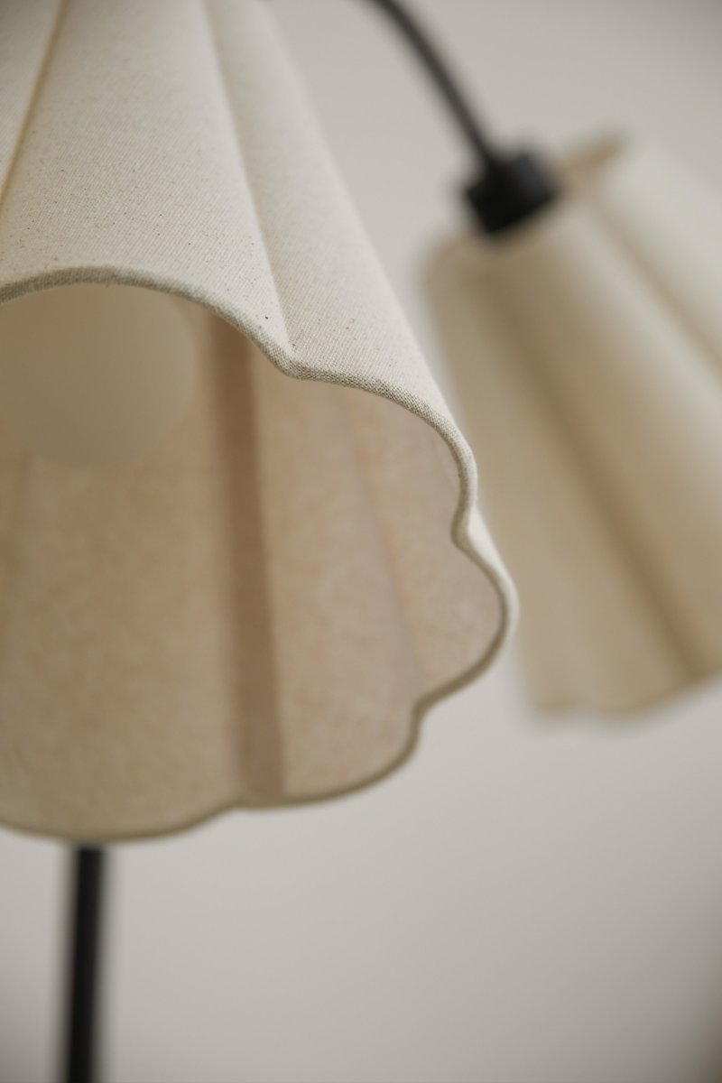 Veya 2 Zwart vloerlamp Van Markslöjd - Veya is een stijlvolle vloerlamp met een zwarte metalen voet en twee beige textielen kappen die een zacht contrast cre&euml;ren.