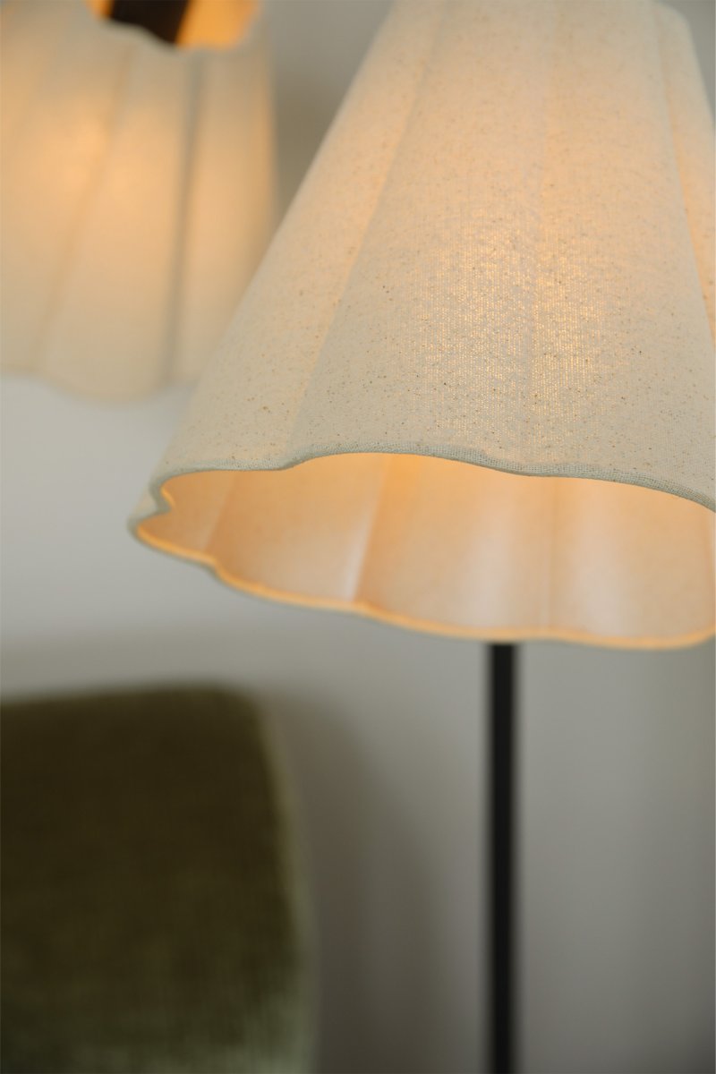 Veya 2 Zwart vloerlamp Van Markslöjd - Veya is een stijlvolle vloerlamp met een zwarte metalen voet en twee beige textielen kappen die een zacht contrast cre&euml;ren.