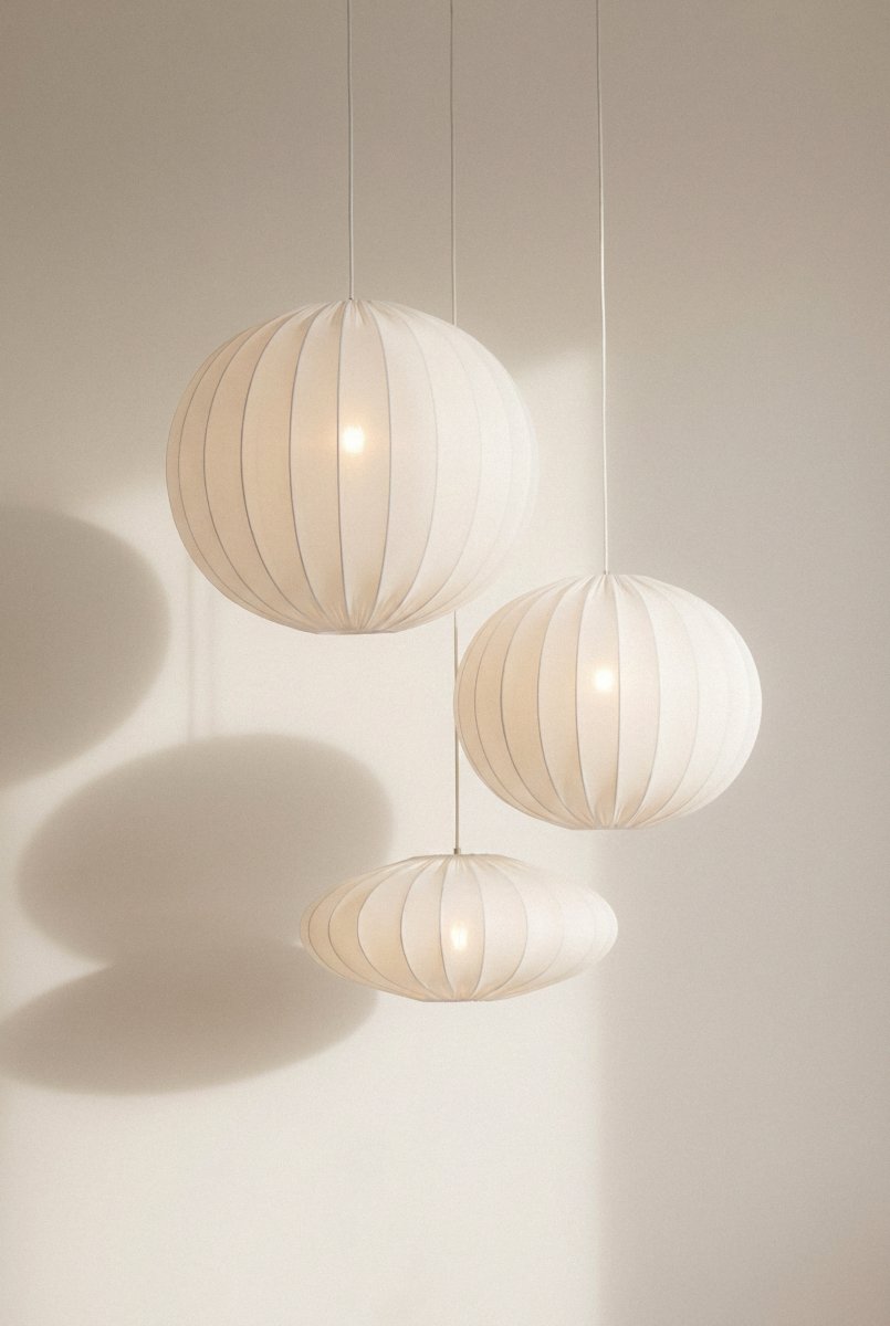 Solia Ø60 Wit hanglamp Van Markslöjd - De subtiele structuur van de kap geeft de lamp een luchtige en harmonieuze uitstraling.