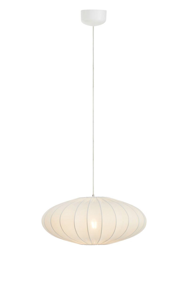 Solia Ø50 Wit hanglamp Van Markslöjd - Solia is een elegante hanglamp met een zachte, ovale vorm en een luchtige Scandinavische uitstraling.
