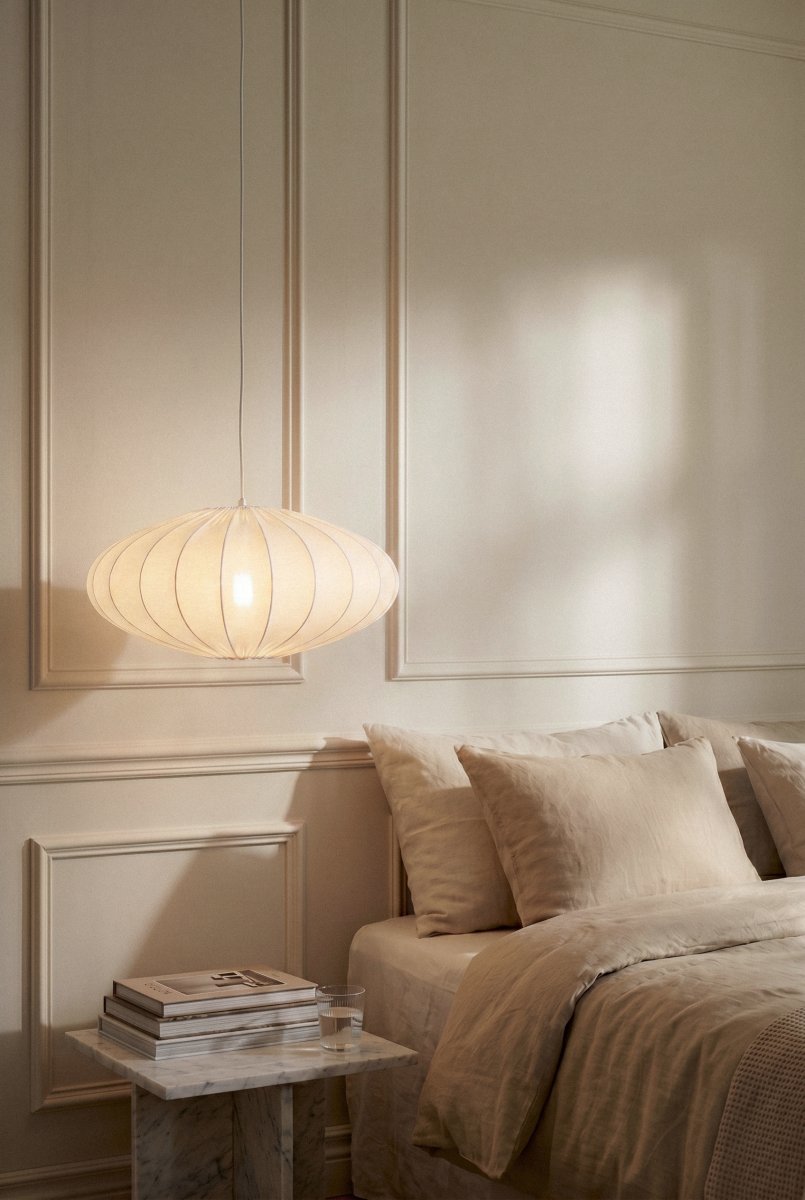Solia Ø50 Wit hanglamp Van Markslöjd - Solia is een elegante hanglamp met een zachte, ovale vorm en een luchtige Scandinavische uitstraling.