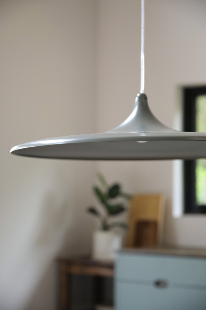 Beam Ø57 Grijs hanglamp Van Markslöjd - De ge&iuml;ntegreerde LED-module geeft een warm wit licht van 3000K en heeft een 3-traps dimfunctie, waarmee de helderheid eenvoudig kan worden ingesteld tussen 100%, 50% en 25% met een standaard wandschakelaar.