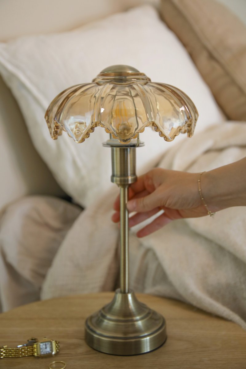 Kurage 35cm Antiek messing/amber Draagbare Van Markslöjd - De lamp is oplaadbaar en heeft een aanraakdimmer op de voet met drie helderheidsniveaus en een instelbare kleurtemperatuur.