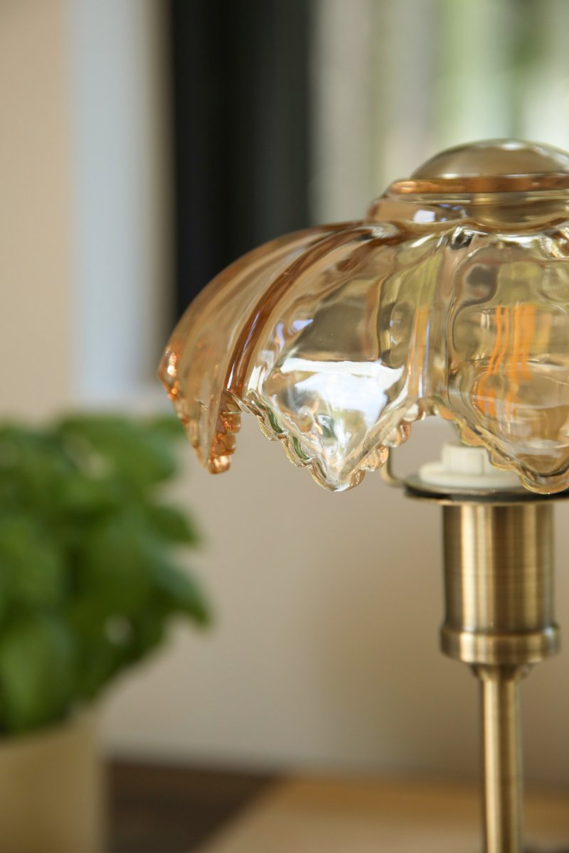 Kurage 35cm Antiek messing/amber Draagbare Van Markslöjd - De lamp is oplaadbaar en heeft een aanraakdimmer op de voet met drie helderheidsniveaus en een instelbare kleurtemperatuur.