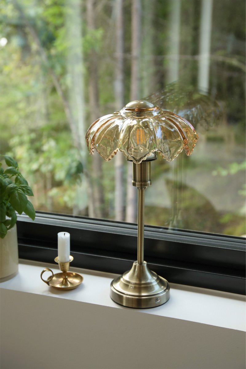 Kurage 35cm Antiek messing/amber Draagbare Van Markslöjd - De lamp is oplaadbaar en heeft een aanraakdimmer op de voet met drie helderheidsniveaus en een instelbare kleurtemperatuur.