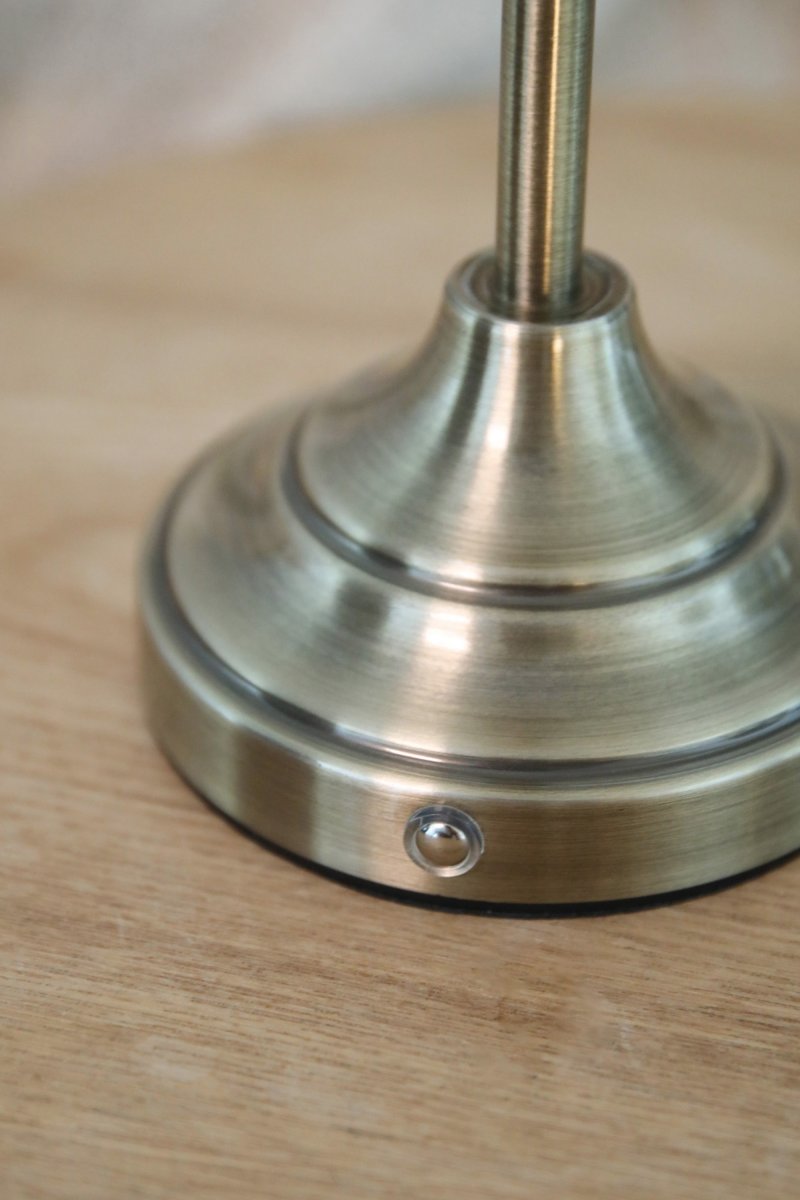 Kurage 35cm Antiek messing/amber Draagbare Van Markslöjd - De lamp is oplaadbaar en heeft een aanraakdimmer op de voet met drie helderheidsniveaus en een instelbare kleurtemperatuur.