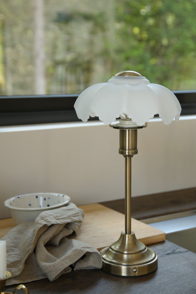 Kurage 35cm Antiek messing/wit Draagbare Van Markslöjd - De lamp is oplaadbaar en heeft een aanraakdimmer op de voet met drie helderheidsniveaus en een instelbare kleurtemperatuur.