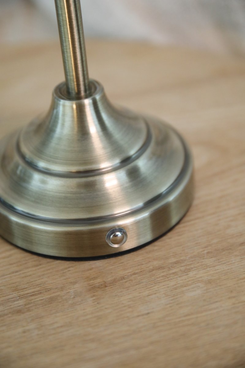 Kurage 35cm Antiek messing/wit Draagbare Van Markslöjd - De lamp is oplaadbaar en heeft een aanraakdimmer op de voet met drie helderheidsniveaus en een instelbare kleurtemperatuur.