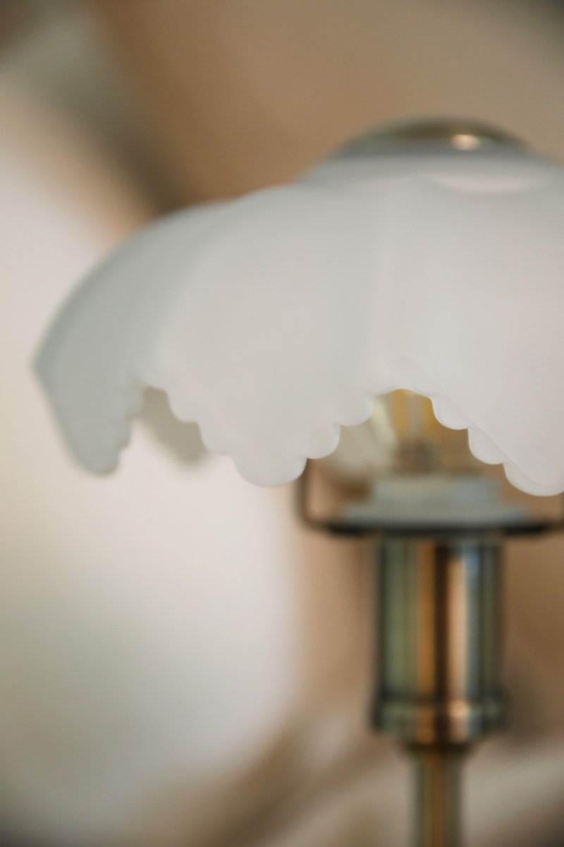 Kurage 35cm Antiek messing/wit Draagbare Van Markslöjd - De lamp is oplaadbaar en heeft een aanraakdimmer op de voet met drie helderheidsniveaus en een instelbare kleurtemperatuur.