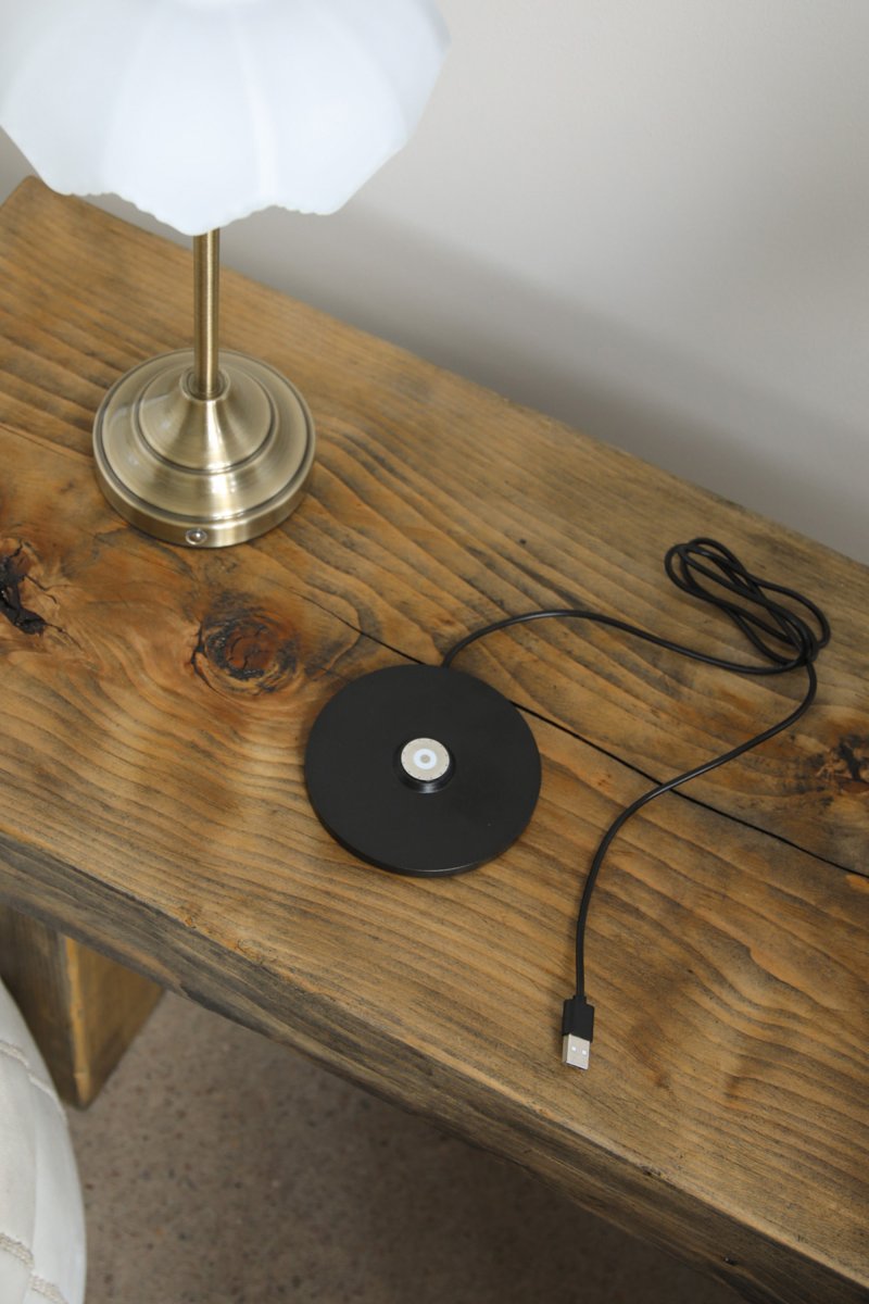 Kurage 35cm Antiek messing/wit Draagbare Van Markslöjd - De lamp is oplaadbaar en heeft een aanraakdimmer op de voet met drie helderheidsniveaus en een instelbare kleurtemperatuur.