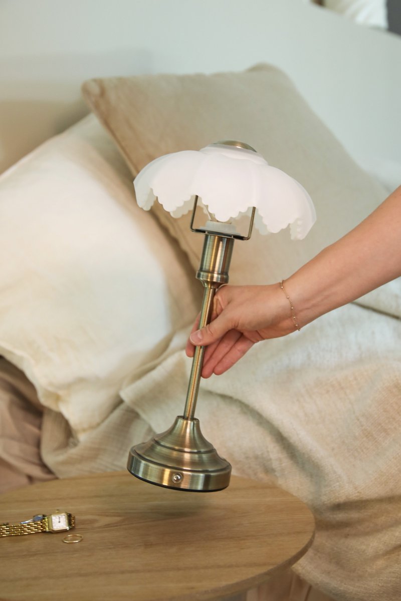 Kurage 35cm Antiek messing/wit Draagbare Van Markslöjd - De lamp is oplaadbaar en heeft een aanraakdimmer op de voet met drie helderheidsniveaus en een instelbare kleurtemperatuur.