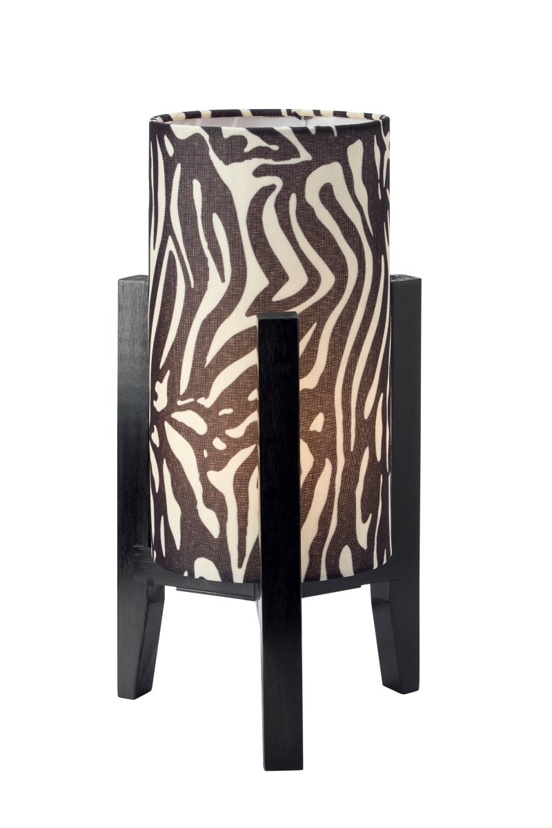 Eruca 34cm Zebra tafellamp Van Markslöjd - De zwarte houten lampvoet is gecombineerd met een cilindrische textielen kap in een zwart-wit zebraprint, wat de lamp een grafisch en expressief karakter geeft.
