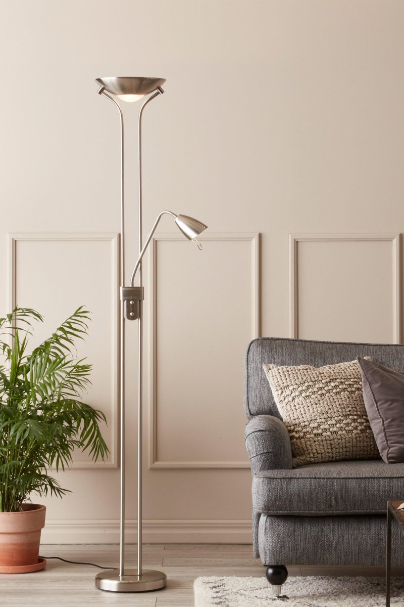 Detroit Staal vloerlamp Van Markslöjd - Voor het uplight gedeelte is een halogeenlamp met een R7S fitting nodig, terwijl voor de staande lamp een lichtbron met een GU10 fitting nodig is, max.