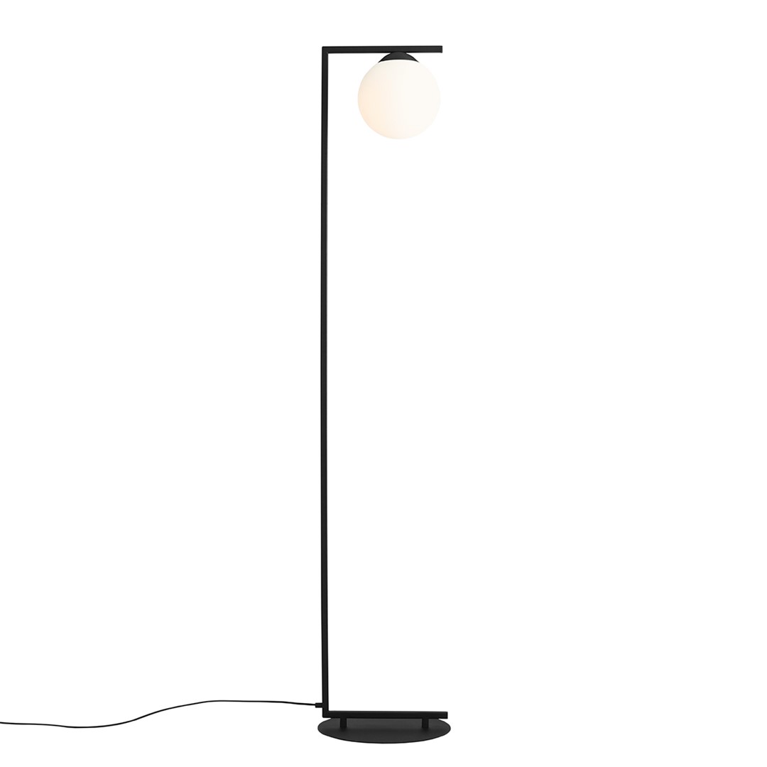 Zac Zwart vloerlamp Van Artera - De witte glazen kap verspreidt een zacht en aangenaam licht, terwijl het stabiele metalen frame de lamp een elegante uitstraling geeft.