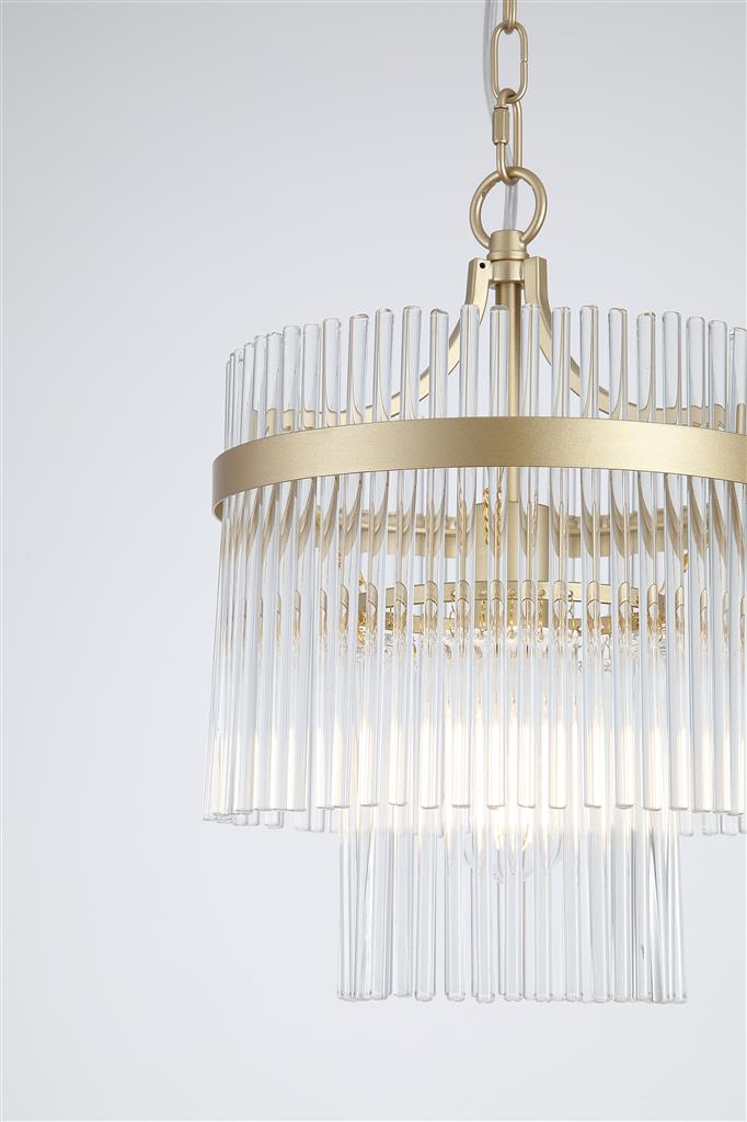 Lara Ø26 Geborsteld goud kristal Van Searchlight - Het ronde metalen frame met een geborstelde gouden afwerking is versierd met heldere glazen staven die, als prisma's, het licht vangen en weerkaatsen, waardoor een zacht en sfeervol lichtbeeld in de ruimte ontstaat.