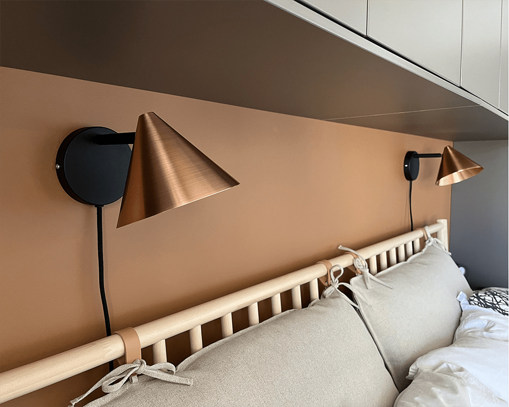 Tratt Micro IP20 Ruw koper wandlamp Van Westal - Wordt geleverd met een 2 meter lange kabel, een kabeldimmer met geheugenfunctie en een stekker.