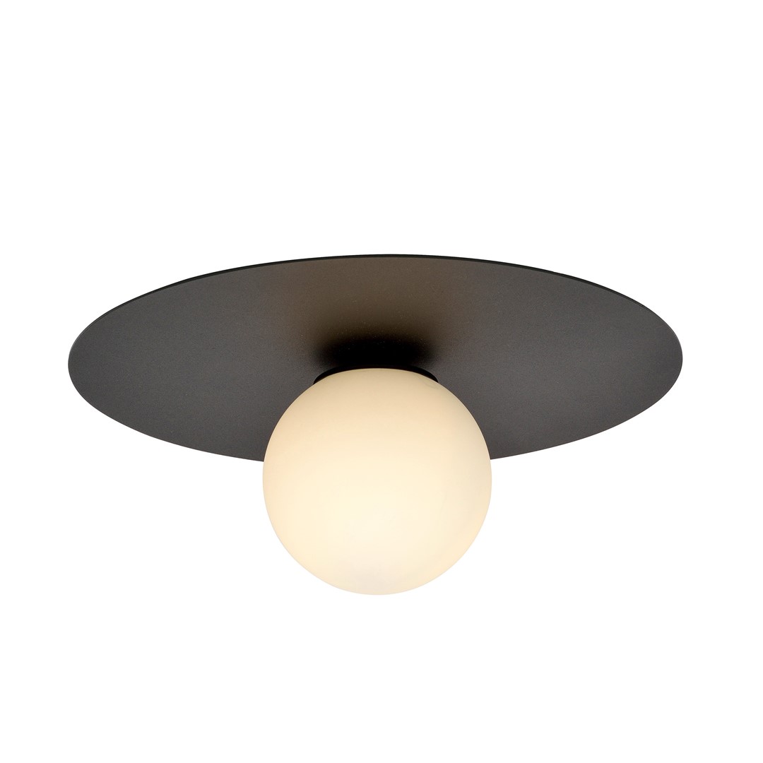 Solar Ø43 Zwart plafondlamp Van Emibig Lighting - De brede zwarte metalen kap zorgt voor een grafische look, terwijl de opalen glazen kap een zacht en aangenaam licht verspreidt.