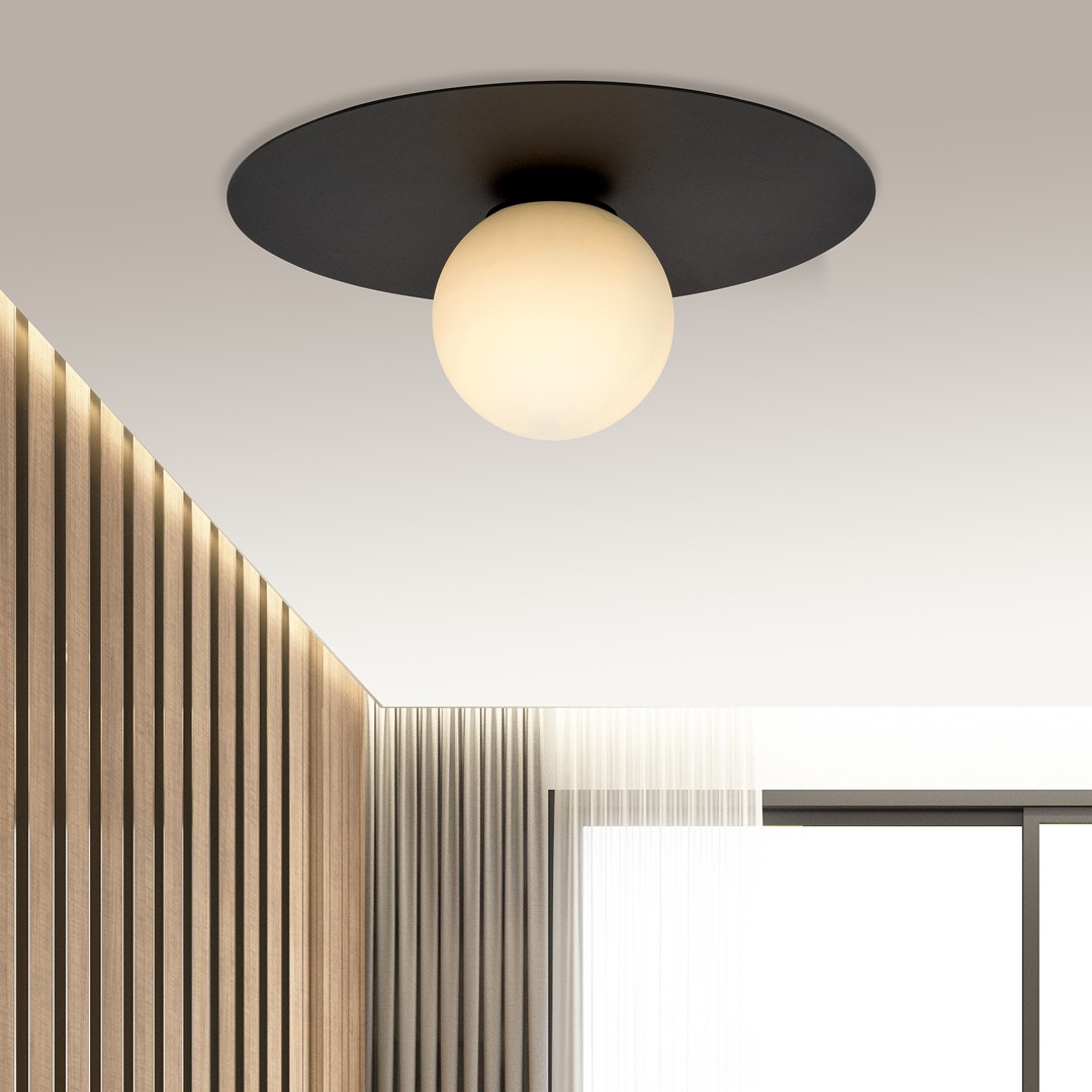 Solar Ø43 Zwart plafondlamp Van Emibig Lighting - De brede zwarte metalen kap zorgt voor een grafische look, terwijl de opalen glazen kap een zacht en aangenaam licht verspreidt.