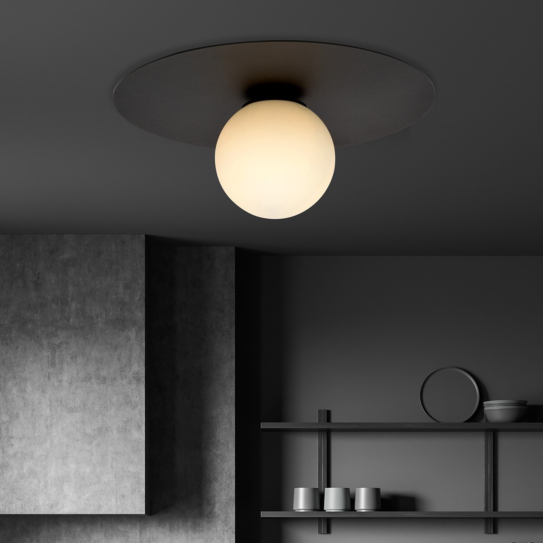 Solar Ø43 Zwart plafondlamp Van Emibig Lighting - De brede zwarte metalen kap zorgt voor een grafische look, terwijl de opalen glazen kap een zacht en aangenaam licht verspreidt.