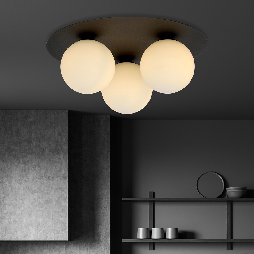 Solar Ø43 Zwart plafondlamp Van Emibig Lighting - De brede zwarte metalen kap zorgt voor een grafische expressie, terwijl de opalen glazen koepels een zacht en aangenaam licht verspreiden.