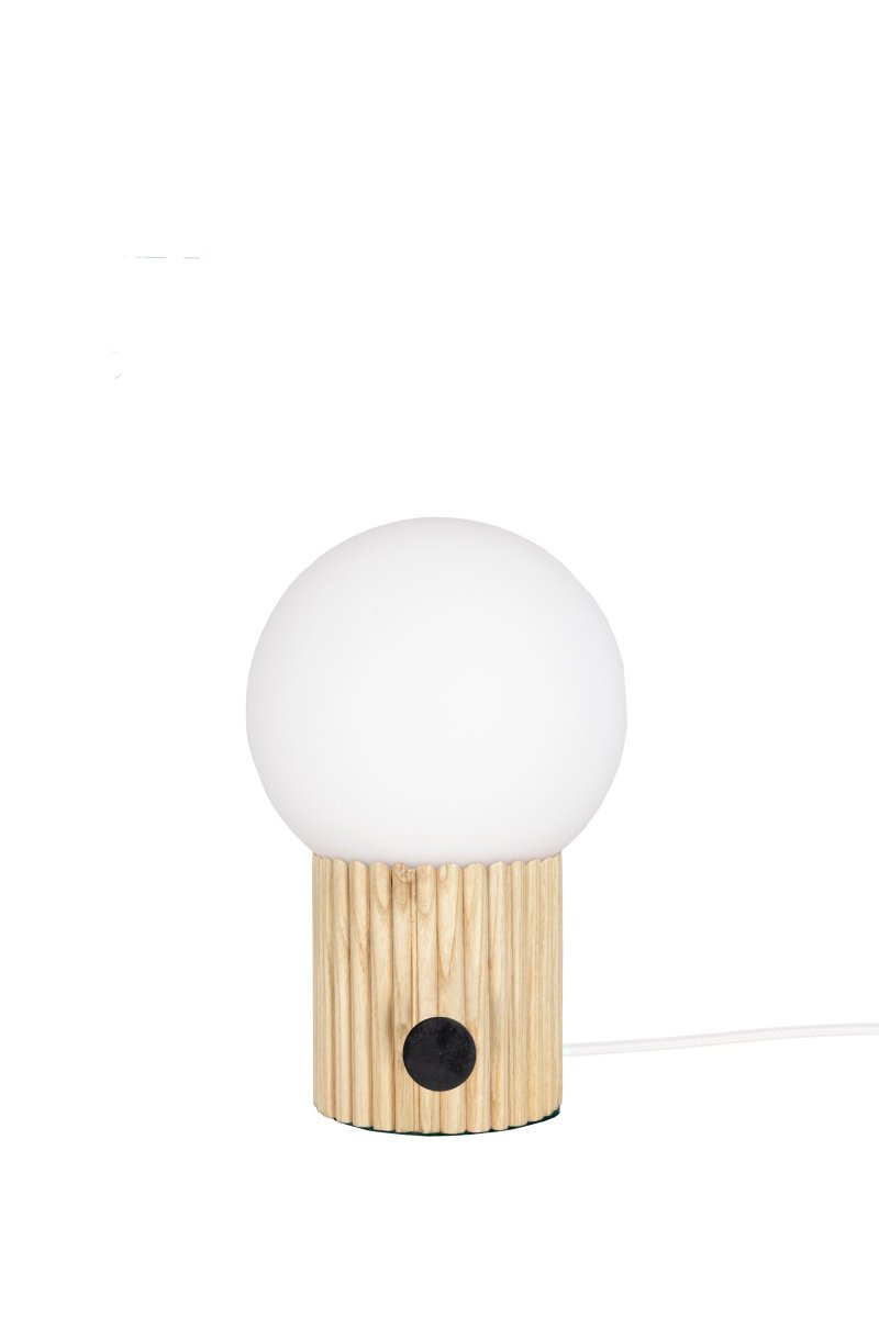 Hubble 24cm Natuur tafellamp Van Globen Lighting - Hubble is een prachtige tafellamp met een gecanneleerd oppervlak en een matwitte glazen kap die een aangenaam licht verspreidt.