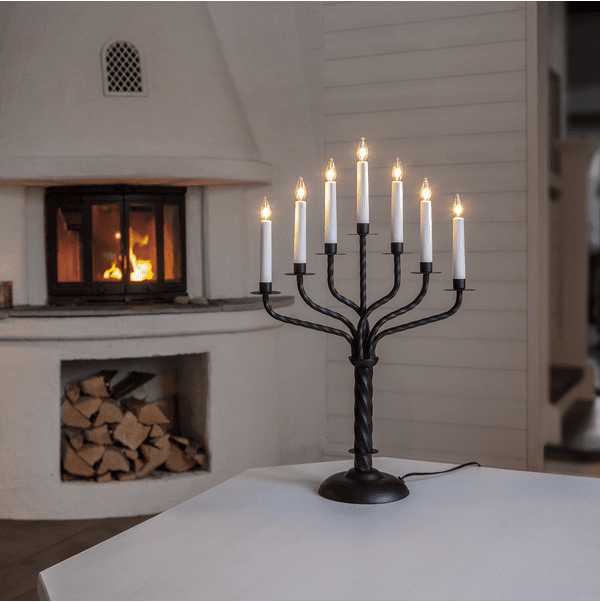 Bore Zwart Van Star Trading - Verspreidt een sfeervol licht en cre&euml;ert een kerstsfeer.