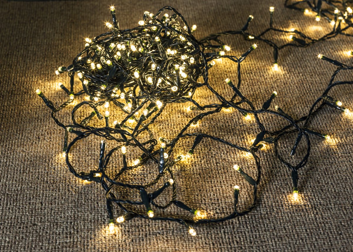 Lichtsnoer LED 18m Zwart Van Pixie Design - Dankzij de ingebouwde 5-staps dimmer en de slimme timerfunctie, die de verlichting automatisch 8 uur aan- en 16 uur uitschakelt, kunt u de verlichting eenvoudig aanpassen aan uw behoeften.