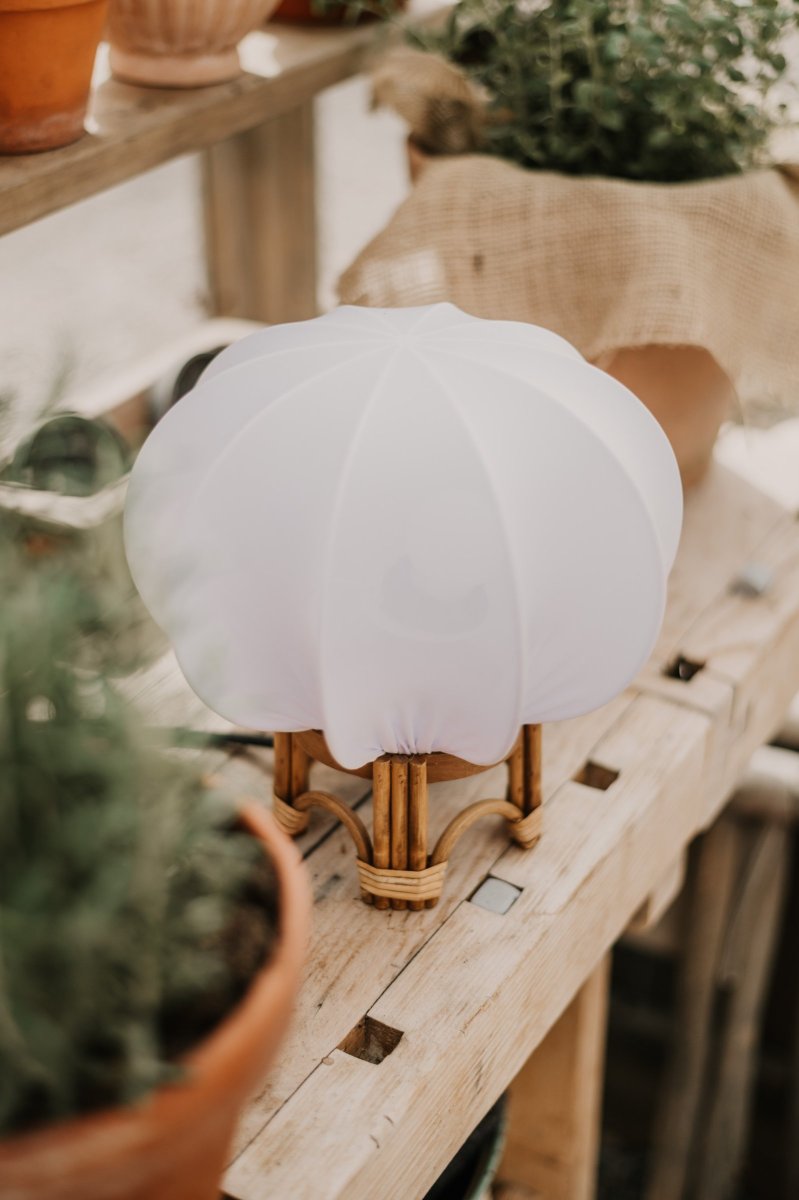 Fiji 26cm Natuur tafellamp Van Globen Lighting - De lampenkap is voorzien van een ringfitting die geschikt is voor lampsnoeren met een E27-fitting.