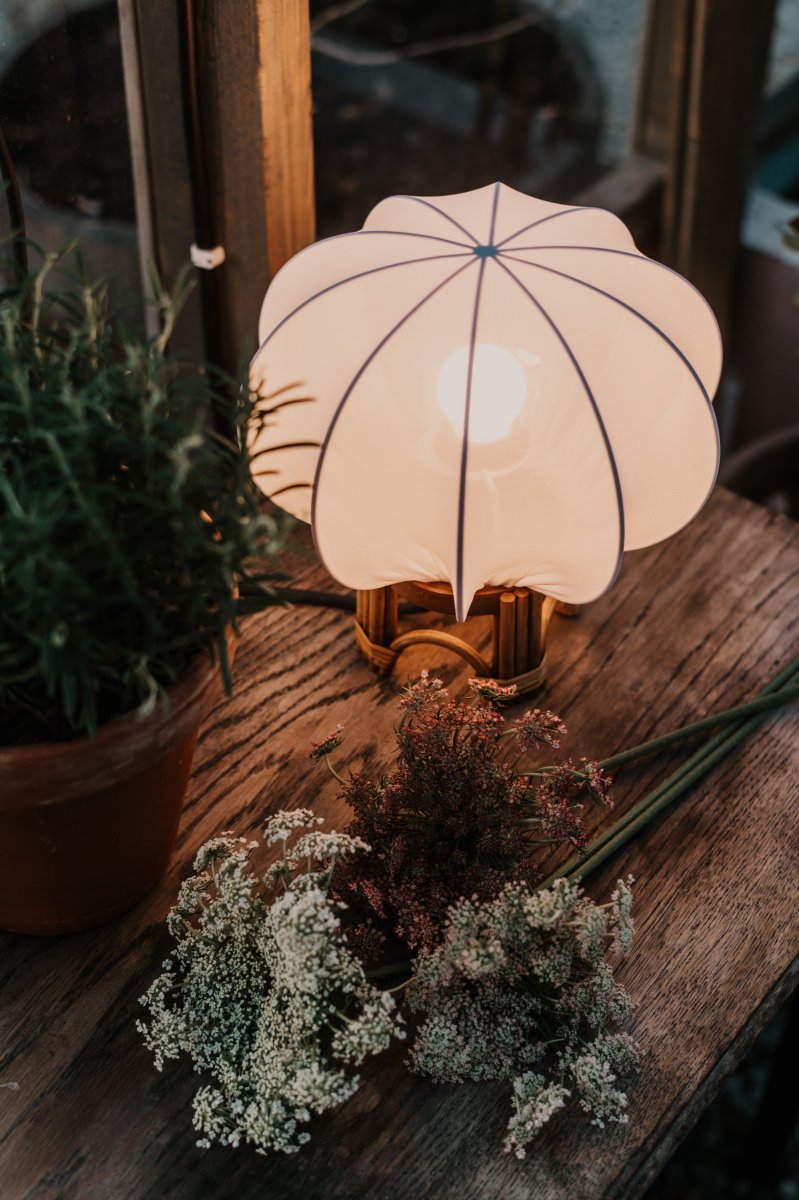 Fiji 26cm Natuur tafellamp Van Globen Lighting - De lampenkap is voorzien van een ringfitting die geschikt is voor lampsnoeren met een E27-fitting.