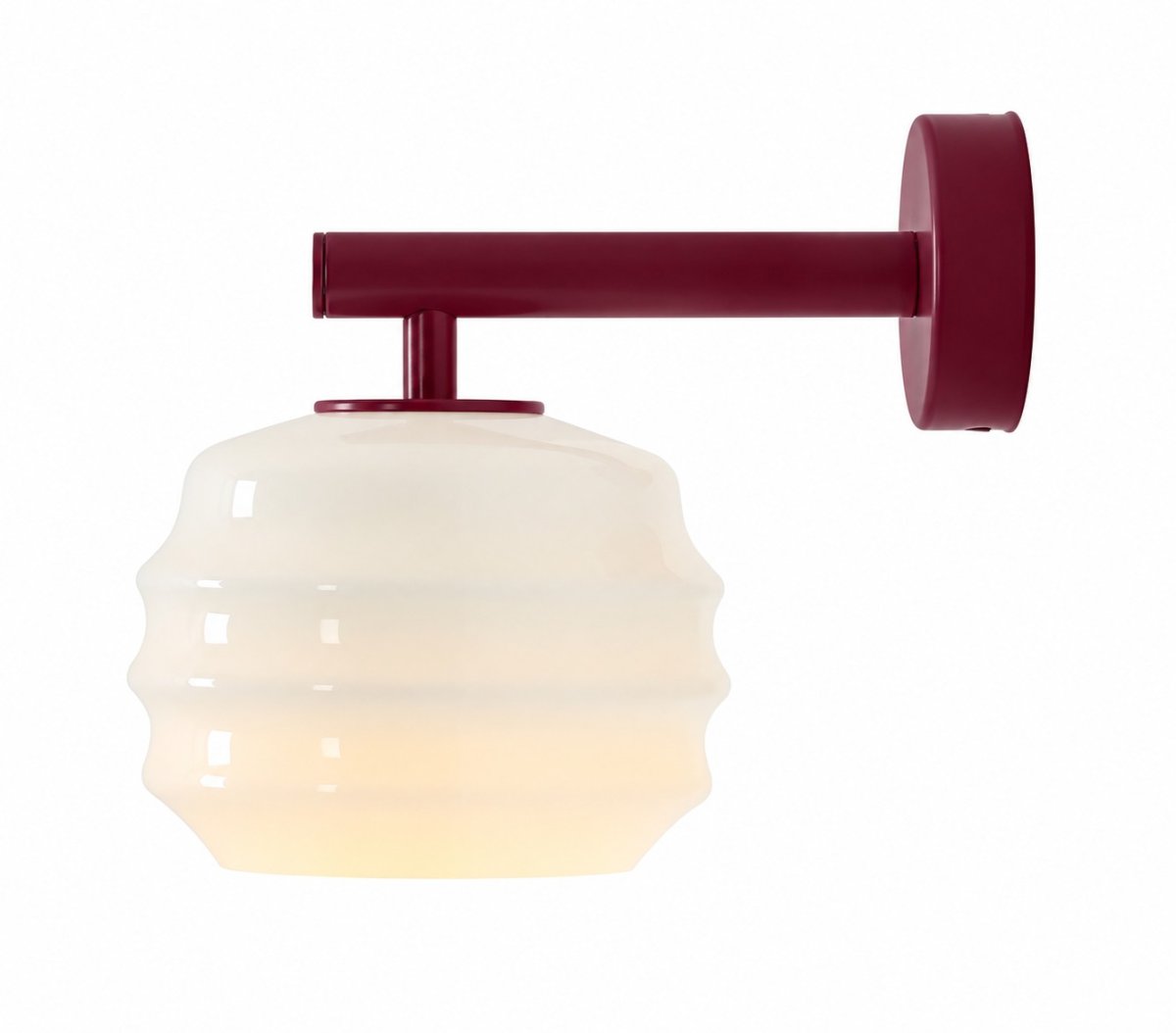 Puff 23cm Bourgogne wandlamp Van Artera - De bordeauxrode metalen details vormen een mooi contrast met het lichte glas en geven de lamp een warme uitstraling.