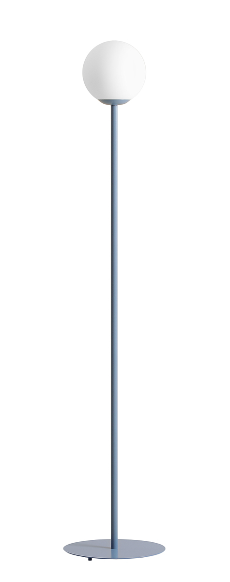 Pinne Blauw vloerlamp Van Artera - De ronde opaalbol verspreidt een zacht en aangenaam licht, ideaal om een warme en uitnodigende sfeer in de kamer te creëren.