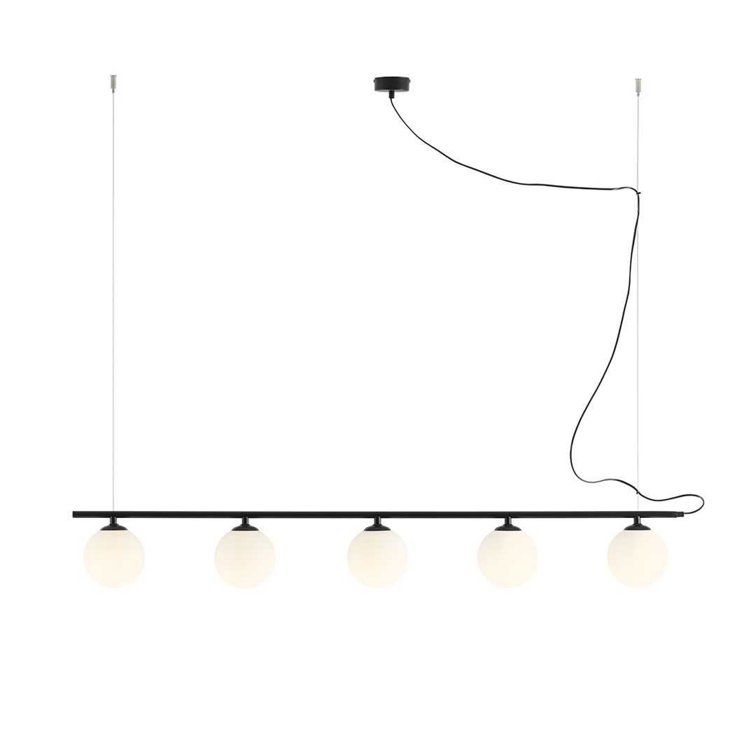 Beryl 140cm Zwart hanglamp Van Artera - De minimalistische zwarte staaf vormt een elegant contrast met de witte bollen en geeft de lamp een moderne en verfijnde uitstraling.
