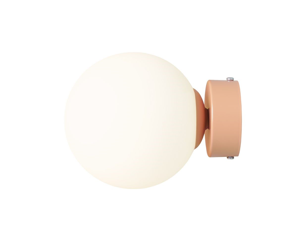 Ball Ø15 Koraal wandlamp Van Artera - Dankzij het minimalistische ontwerp past de lamp naadloos in zowel moderne als klassieke interieurs en biedt hij effectief licht dat de sfeer in de kamer verbetert.