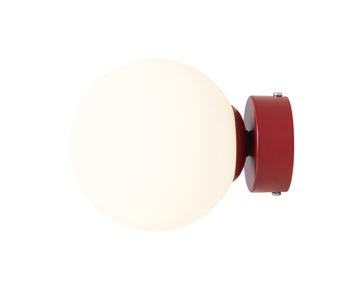 Ball Ø15 Bourgondië wandlamp Van Artera - Dankzij het minimalistische ontwerp past de lamp naadloos in zowel moderne als klassieke interieurs en biedt hij effectief licht dat de sfeer in de kamer verbetert.