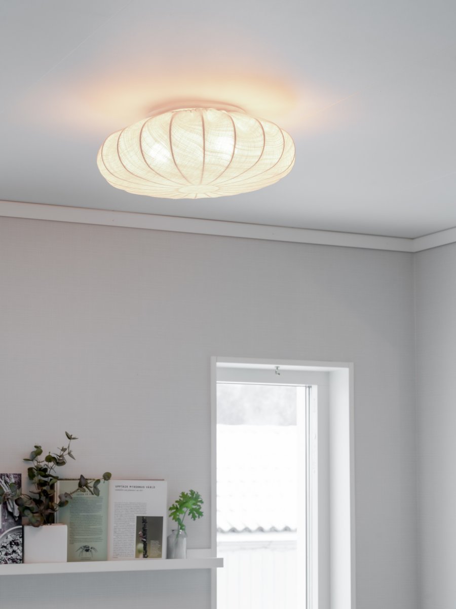 Florenzo Ø70 Grijs plafondlamp Van PR Home - Plafond i linnetyg med vacker struktur.