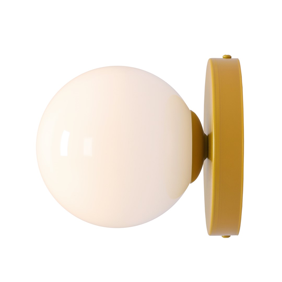 Ball Ø15 Mosterd wandlamp Van Artera - Dankzij het minimalistische ontwerp past de lamp naadloos in zowel moderne als klassieke interieurs en biedt hij effectief licht dat de sfeer in de kamer verbetert.