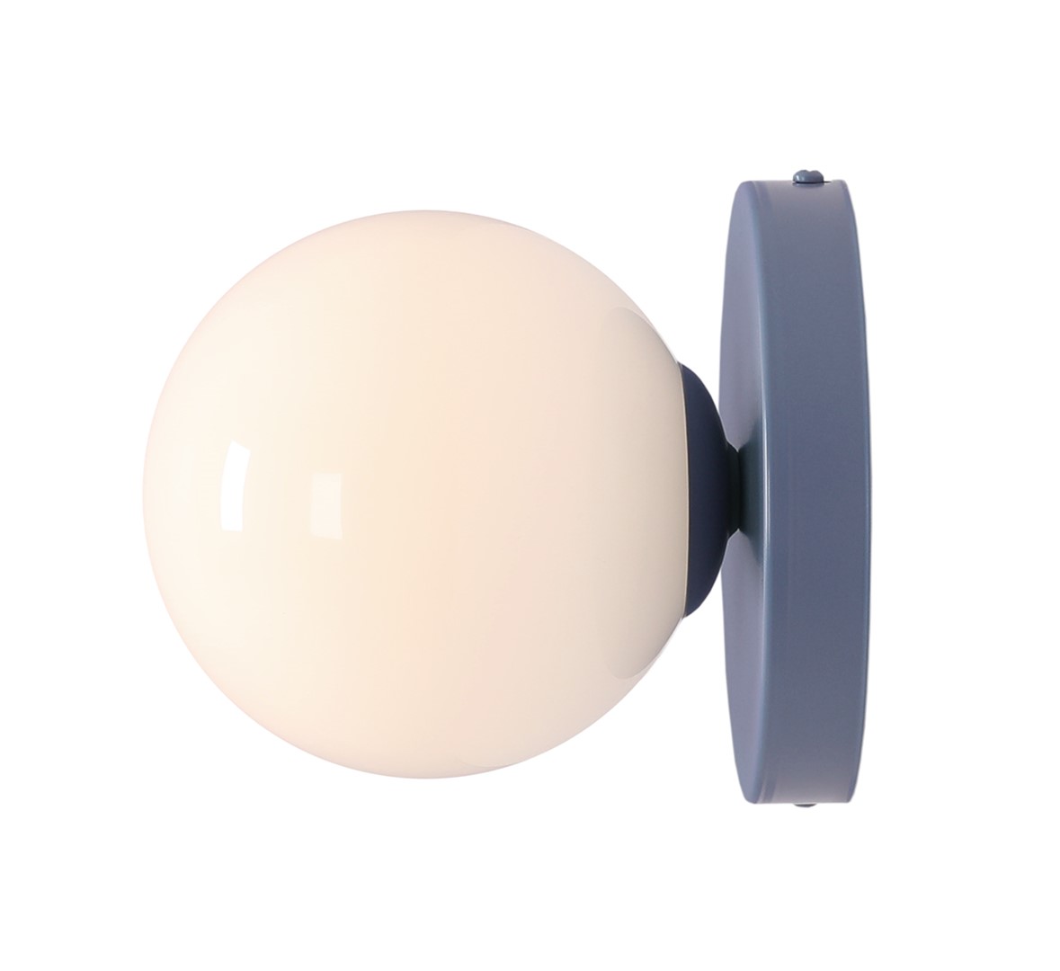 Ball Ø15 Blauw wandlamp Van Artera - Dankzij het minimalistische ontwerp past de lamp naadloos in zowel moderne als klassieke interieurs en biedt hij effectief licht dat de sfeer in de kamer verbetert.