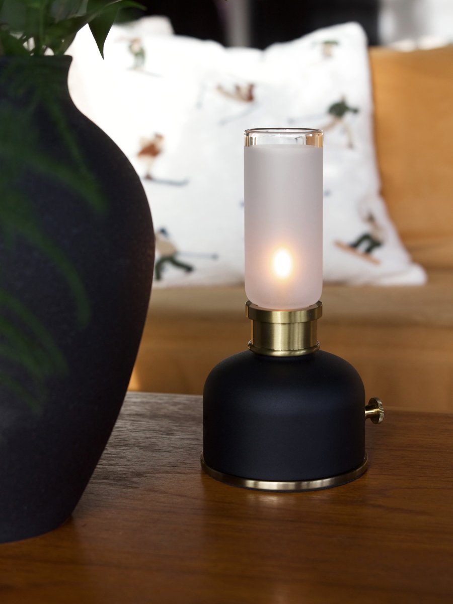 Frida 22cm Zwart Draagbare Van PR Home - Met een kleurtemperatuur van ongeveer 2000 Kelvin en een lichtopbrengst van 20-40 lumen, afhankelijk van de dimstand, cre&euml;ert de lamp een warme en sfeervolle ambiance.