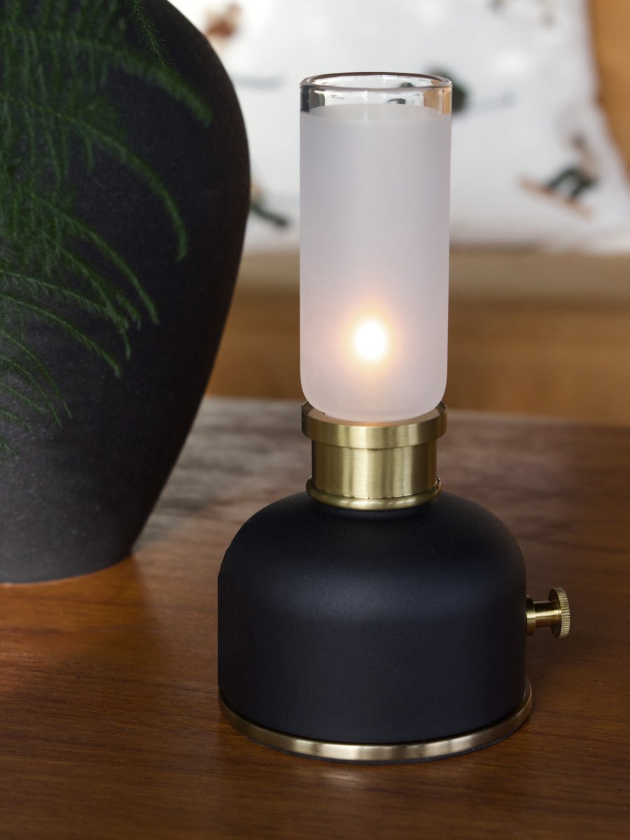 Frida 22cm Zwart Draagbare Van PR Home - Met een kleurtemperatuur van ongeveer 2000 Kelvin en een lichtopbrengst van 20-40 lumen, afhankelijk van de dimstand, cre&euml;ert de lamp een warme en sfeervolle ambiance.