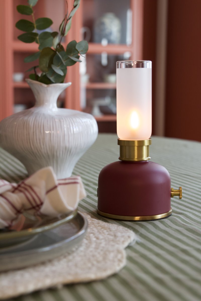 Frida 22cm Donkerrood Draagbare Van PR Home - Met een kleurtemperatuur van ongeveer 2000 Kelvin en een lichtopbrengst van 20-40 lumen, afhankelijk van de dimstand, cre&euml;ert de lamp een warme en sfeervolle ambiance.