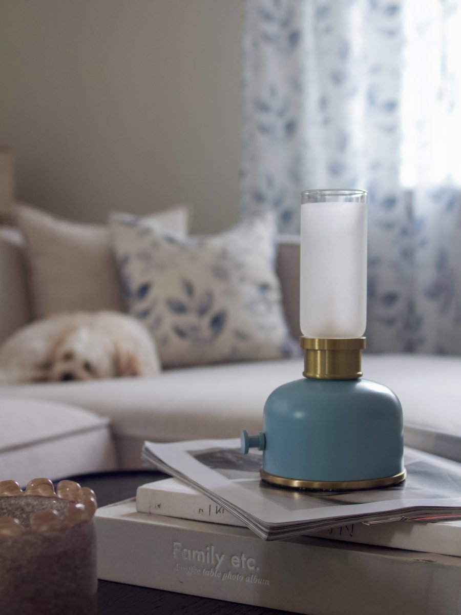 Frida 22cm Blauw Draagbare Van PR Home - De lamp cre&euml;ert een warme en sfeervolle ambiance met een kleurtemperatuur van circa 2200 Kelvin en een lichtopbrengst van 20-40 lumen, afhankelijk van de dimstand.