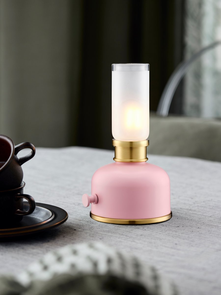 Frida 22cm Roze Draagbare Van PR Home - De lamp cre&euml;ert een warme en sfeervolle ambiance met een kleurtemperatuur van ongeveer 2200 Kelvin en een lichtopbrengst van 20-40 lumen, afhankelijk van de dimstand.