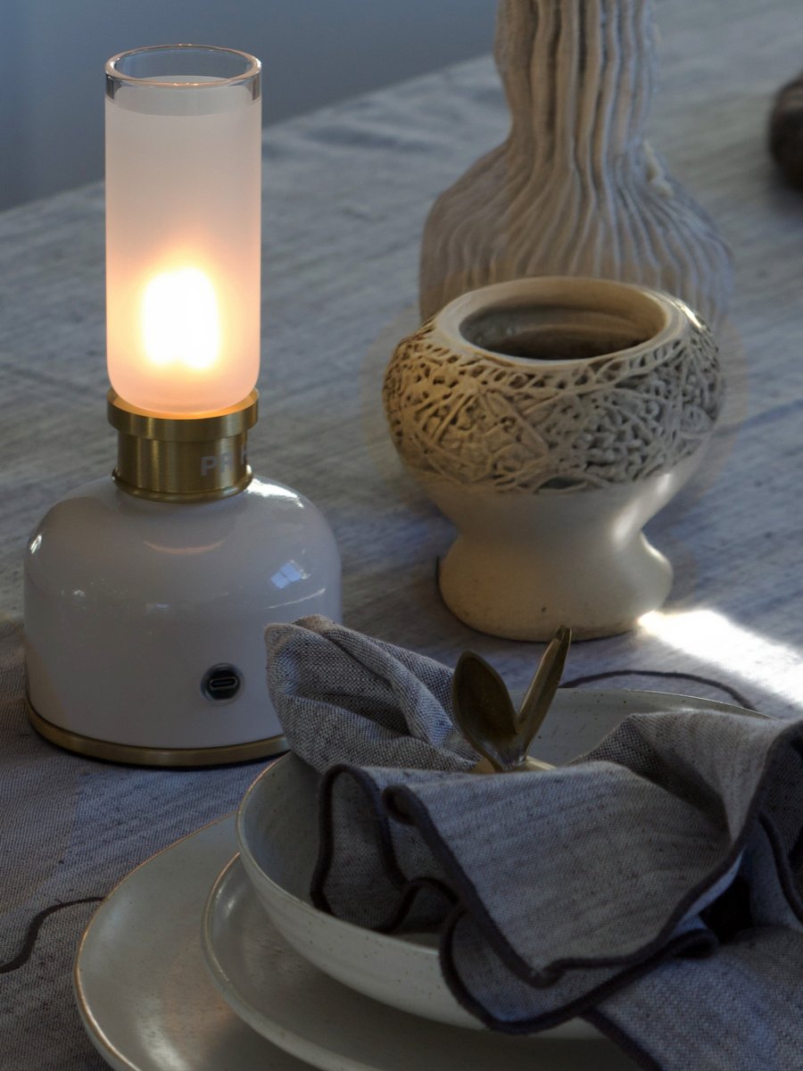 Frida 22cm Wit Draagbare Van PR Home - De lamp cre&euml;ert een warme en sfeervolle ambiance met een kleurtemperatuur van ongeveer 2000 Kelvin en een lichtopbrengst van 20-40 lumen, afhankelijk van de dimstand.