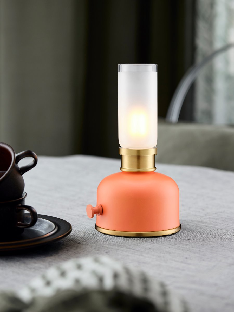 Frida 22cm Oranje Draagbare Van PR Home - De lamp cre&euml;ert een warme en sfeervolle ambiance met een kleurtemperatuur van circa 2200 Kelvin en een lichtopbrengst van 20-40 lumen, afhankelijk van de dimstand.