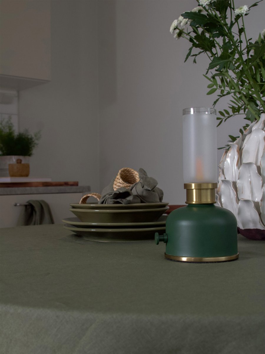 Frida 22cm Donkergroen Draagbare Van PR Home - De lamp cre&euml;ert een warme en sfeervolle ambiance met een kleurtemperatuur van ongeveer 2000 Kelvin en een lichtopbrengst van 20-40 lumen, afhankelijk van de dimstand.