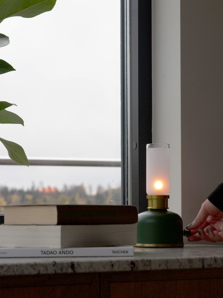 Frida 22cm Donkergroen Draagbare Van PR Home - De lamp cre&euml;ert een warme en sfeervolle ambiance met een kleurtemperatuur van ongeveer 2000 Kelvin en een lichtopbrengst van 20-40 lumen, afhankelijk van de dimstand.