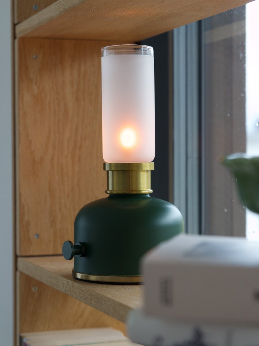 Frida 22cm Donkergroen Draagbare Van PR Home - De lamp cre&euml;ert een warme en sfeervolle ambiance met een kleurtemperatuur van ongeveer 2000 Kelvin en een lichtopbrengst van 20-40 lumen, afhankelijk van de dimstand.